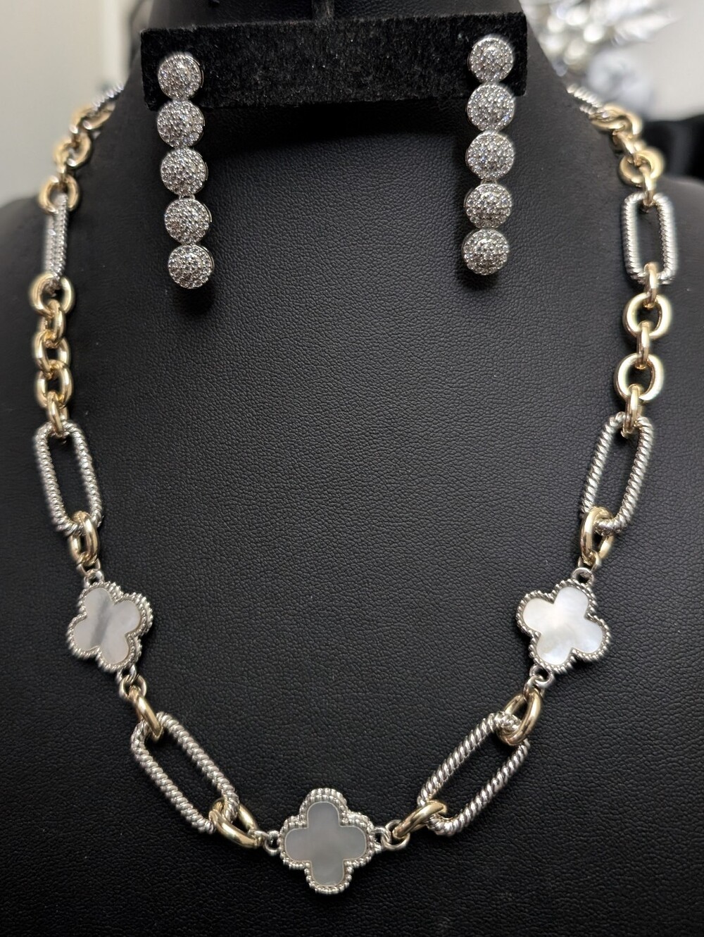 #36. NWOT Mother Of Pearl Alhambra Necklace & Earrings